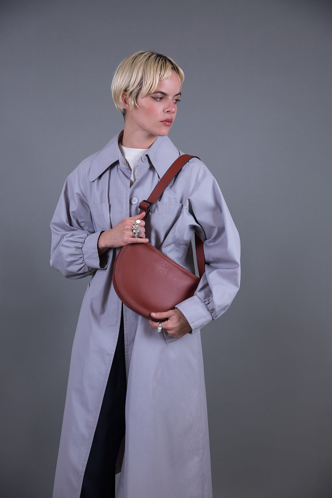 SHOULDER: Bolsa de hombro en cuero certificado | GAG BAG | ARCILLA